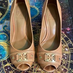 Classic tan Tory Burch peep-toe cork wedge; Sz 7.5 w/ 4” heel.